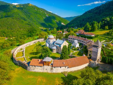 Sırbistan 'da güneşli bir günde Studenica Manastırı