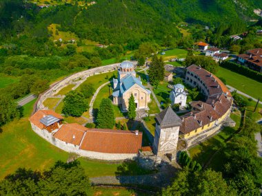 Sırbistan 'da güneşli bir günde Studenica Manastırı
