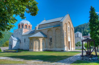 Sırbistan 'da güneşli bir günde Studenica Manastırı