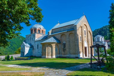 Sırbistan 'da güneşli bir günde Studenica Manastırı