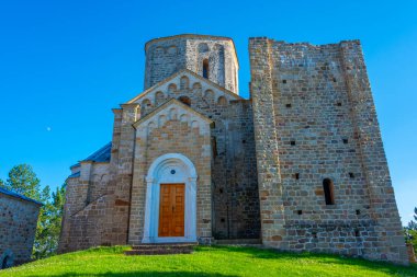 Sırbistan 'daki Curcevi Stupovi manastırı güneşli bir günde