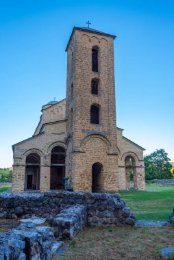 Sırbistan 'daki Sopocani manastırının gün batımı manzarası