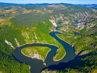 Güneşli bir günde Sırbistan 'da Uvac nehrinin kırsalları