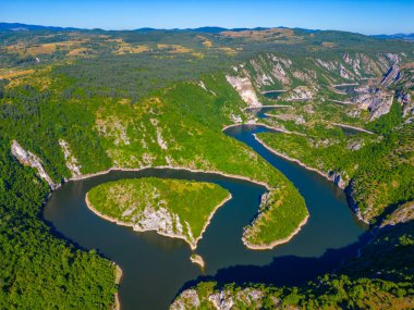 Güneşli bir günde Sırbistan 'da Uvac nehrinin kırsalları