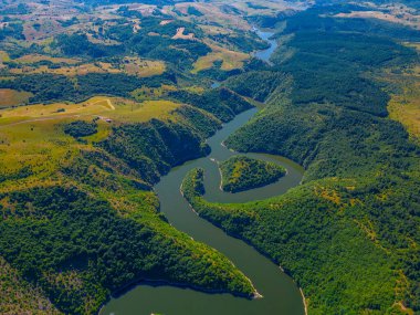 Güneşli bir günde Sırbistan 'da Uvac nehrinin kırsalları