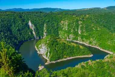 Güneşli bir günde Sırbistan 'da Uvac nehrinin kırsalları