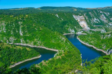 Güneşli bir günde Sırbistan 'da Uvac nehrinin kırsalları
