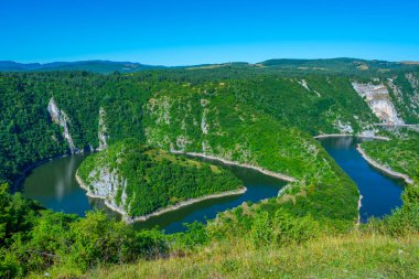 Güneşli bir günde Sırbistan 'da Uvac nehrinin kırsalları