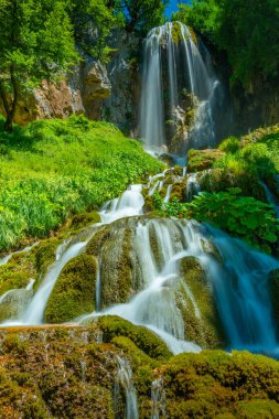 Yaz güneşli bir günde Sırbistan 'da Sopotnica şelalesi