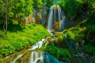 Yaz güneşli bir günde Sırbistan 'da Sopotnica şelalesi