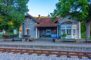 Sırbistan 'ın Mokra Gora kentindeki Sargan sekiz tren istasyonu üzerinde gün batımı manzarası