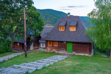 Sırbistan 'daki Drvengrad köyünün gün batımı manzarası