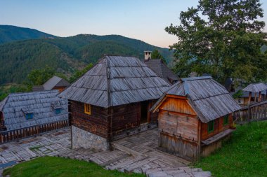 Sırbistan 'daki Drvengrad köyünün gün batımı manzarası