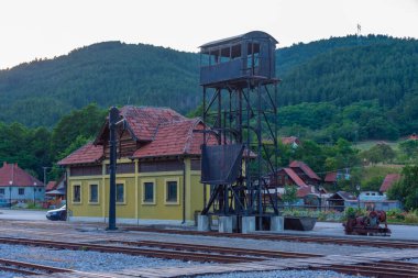 Sırbistan 'ın Mokra Gora kentindeki Sargan sekiz tren istasyonu üzerinde gün batımı manzarası