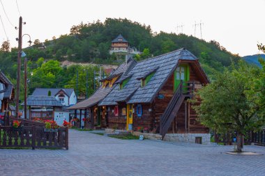 Sırbistan 'daki Drvengrad köyünün gün batımı manzarası