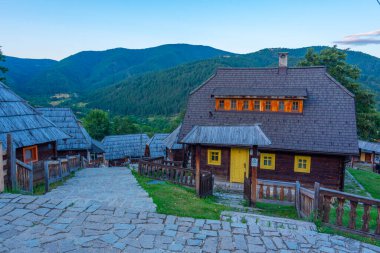 Sırbistan 'daki Drvengrad köyünün gün batımı manzarası