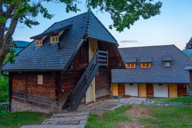 Sırbistan 'daki Drvengrad köyünün gün batımı manzarası