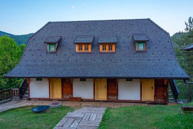 Sırbistan 'daki Drvengrad köyünün gün batımı manzarası