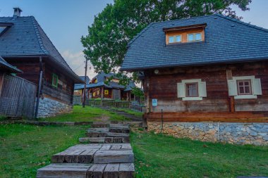 Sırbistan 'daki Drvengrad köyünün gün batımı manzarası