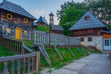 Sırbistan 'daki Drvengrad köyünün gün batımı manzarası