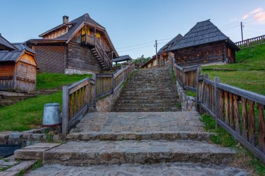 Sırbistan 'daki Drvengrad köyünün gün batımı manzarası