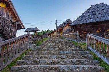 Sırbistan 'daki Drvengrad köyünün gün batımı manzarası