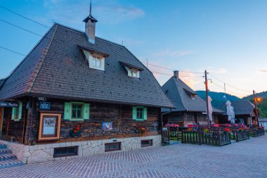 Sırbistan 'daki Drvengrad köyünün gün batımı manzarası