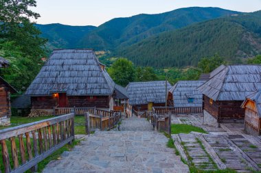 Sırbistan 'daki Drvengrad köyünün gün batımı manzarası
