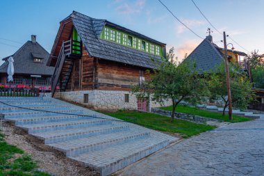 Sırbistan 'daki Drvengrad köyünün gün batımı manzarası