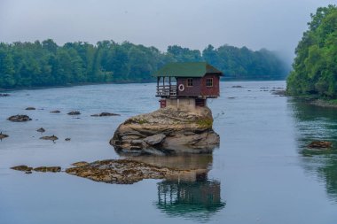 Sırbistan 'da Drina Nehri üzerindeki ahşap ev