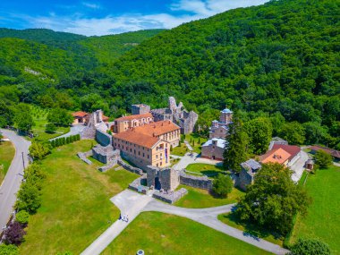 Güneşli bir günde Sırbistan 'daki Ravanica manastırı