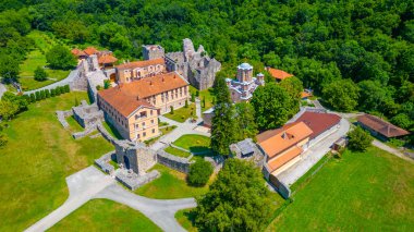 Güneşli bir günde Sırbistan 'daki Ravanica manastırı