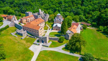 Güneşli bir günde Sırbistan 'daki Ravanica manastırı