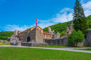 Güneşli bir günde Sırbistan 'daki Ravanica manastırı