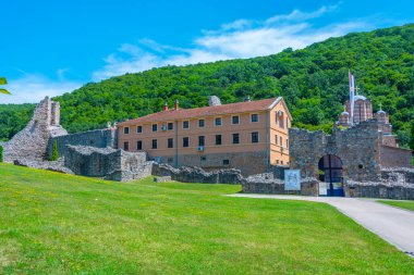 Güneşli bir günde Sırbistan 'daki Ravanica manastırı