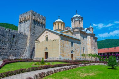 Sırbistan 'daki Manasya manastırı güneşli bir günde