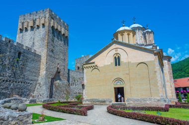 Sırbistan 'daki Manasya manastırı güneşli bir günde