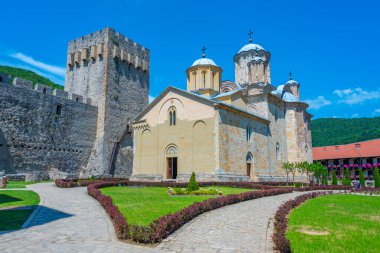 Sırbistan 'daki Manasya manastırı güneşli bir günde