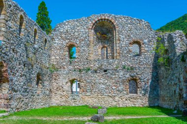 Sırbistan 'daki Manasya manastırı güneşli bir günde