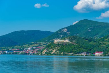 Tuna 'ya bakan Sırbistan sınırındaki Cetatea Ladislau kalesi