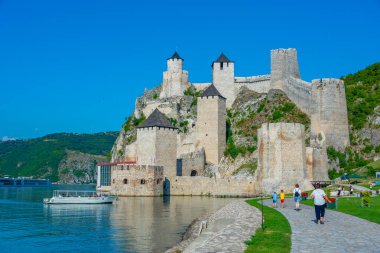 Sırbistan 'daki ünlü Golubac kalesi yaz boyunca