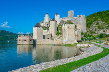 Sırbistan 'daki ünlü Golubac kalesi yaz boyunca