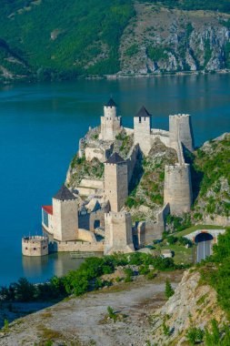 Sırbistan 'daki ünlü Golubac kalesi yaz boyunca