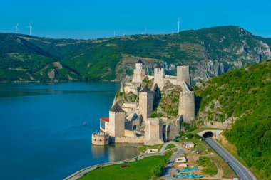 Sırbistan 'daki ünlü Golubac kalesi yaz boyunca
