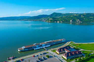 Sırbistan 'ın Golubac kenti yakınlarındaki Tuna Nehri manzarası