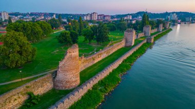 Sırbistan 'daki Smederevo kalesinin günbatımı manzarası