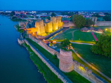 Sırbistan 'daki Smederevo kalesinin günbatımı manzarası