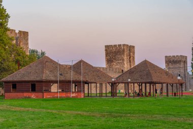 Sırbistan 'daki Smederevo kalesinin gün batımı manzarası