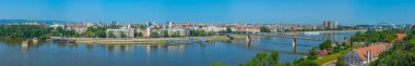 Sırbistan 'daki Petrovaradin kalesinden Novi Sad' ın Panorama manzarası