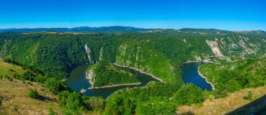 Güneşli bir günde Sırbistan 'da Uvac nehrinin kırsalları